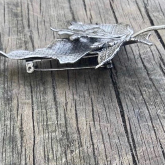 VINTAGE HOLIDAY LEAF BROOCH SILVER TONE - Picture 5 of 6